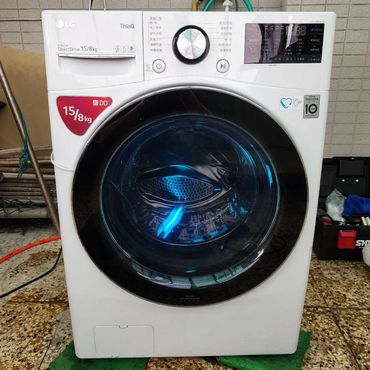 Front-loading LG washing machine with digital display and 15/8 kg capacity.