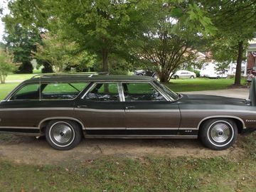 1969 Pontiac Executive Wagon full size station wagon wood panel wagon cruiser picture car 428