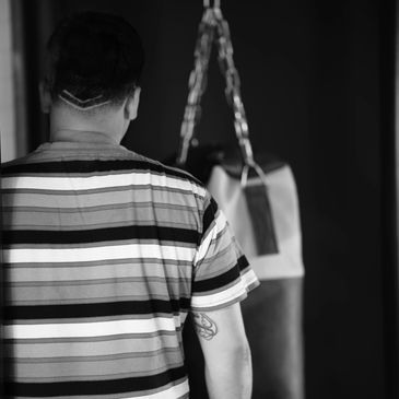 This image showcases a precision haircut with a design on the back0