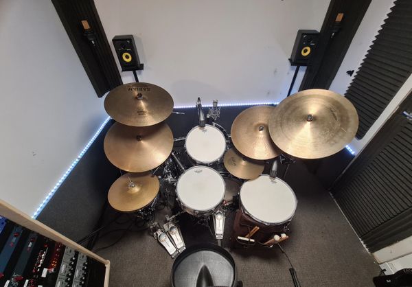 Room view of the Vintage 1962 Ludwig Super Classic.
Vintage 1980s Sabian cymbals.