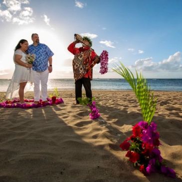 Hawaiian officiant Laku Kaahumanu beach wedding