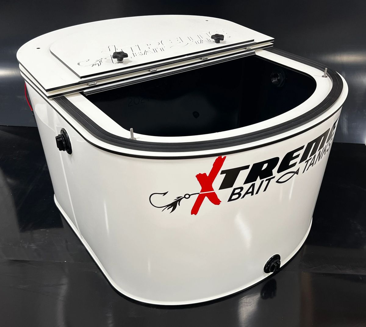 SIGNATURE SERIES 50 GALLON (65 GALLON TOTAL) X-TREME BAIT TANK