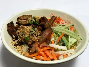 Vietnamese noodle with grilled lemongrass marinated chicken, bun thit nuong, 