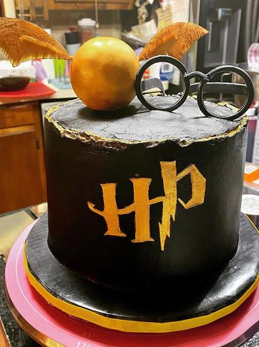 Harry Potter cake
Fondant glasses and quidditch ball. 