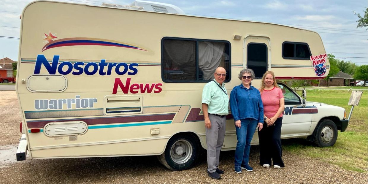 Tres personas junto a una casa rodante con logo de Nosotros News.