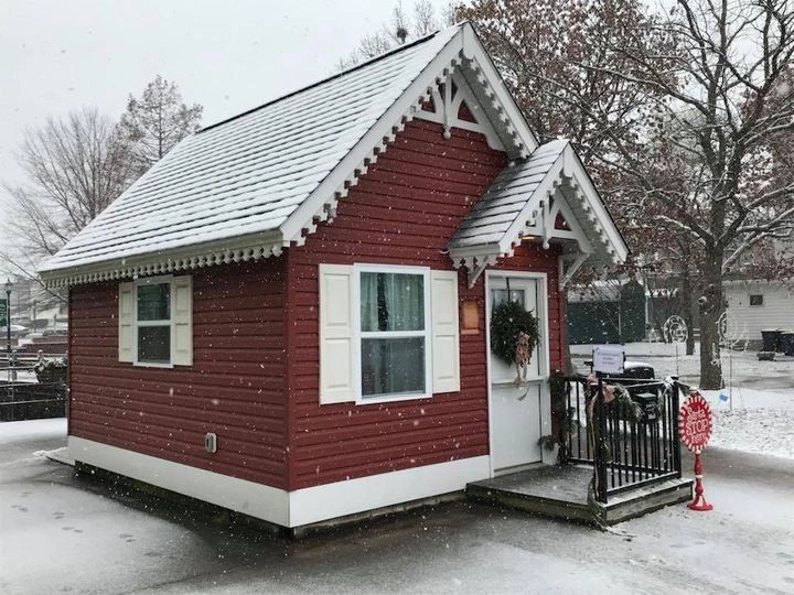 //img1.wsimg.com/isteam/ip/be10b4e9-8c42-428f-af81-2a5b81ae5ce3/SH%20-%20Winter%20Santa%20House.jpg/:/rs=w:1300,h:800