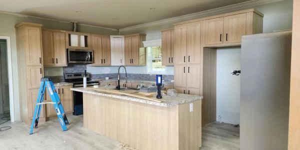 Cocina moderna con isla central y electrodomésticos.
