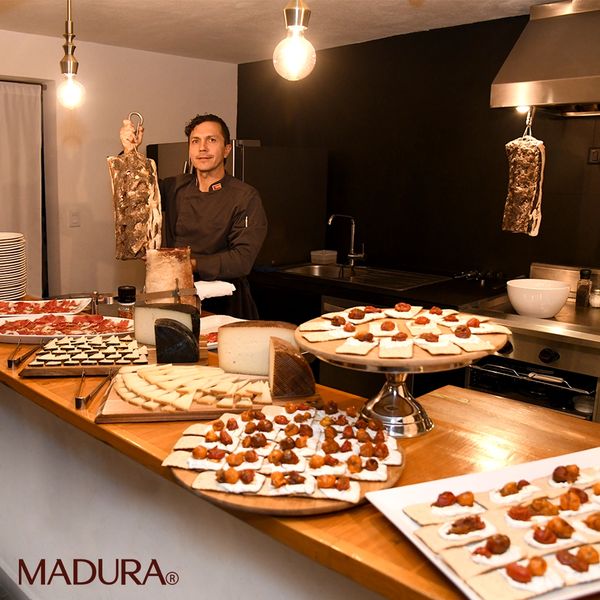 Nuestro chef mostrando una pieza de Lomón con 6 meses de maduración, y algunos platillos
