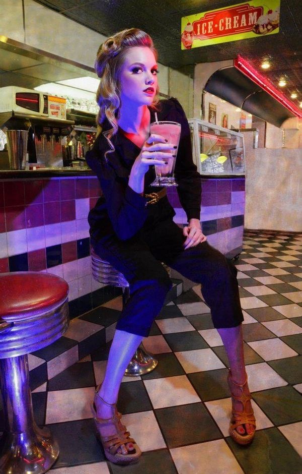 pinup hair in diner