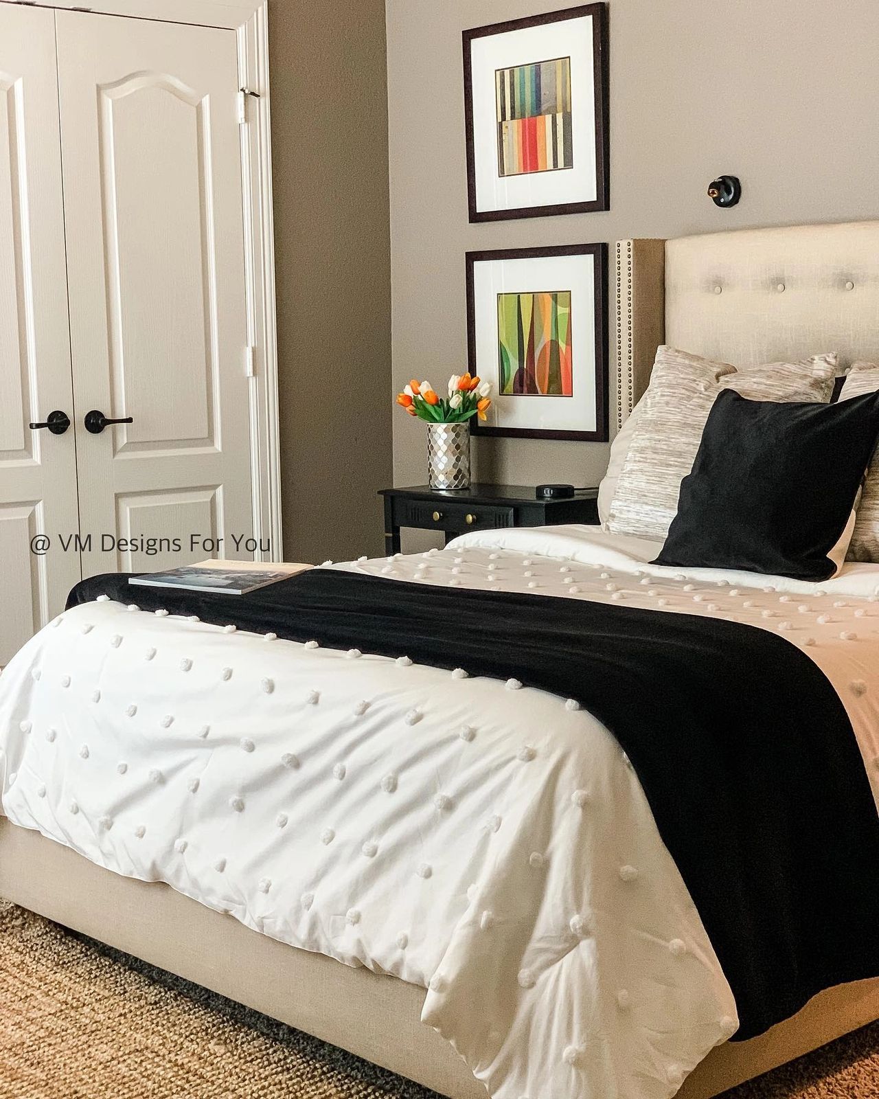 Gorgeous neutral bedroom spiced up with vibrant decor, image size:1280x1600