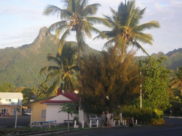 Happy_tourists_in_Rarotonga