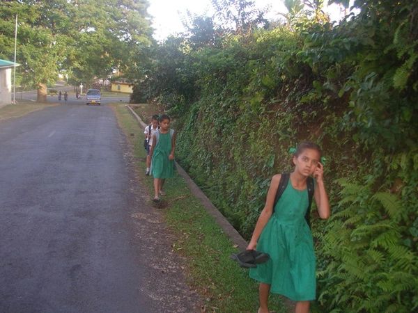 School_children_in_Aitutaki_001