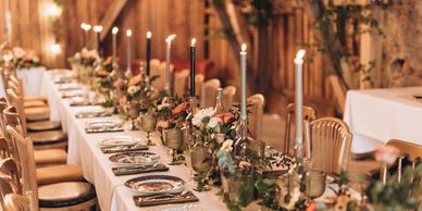 Rustikāla naktsmāja šķūņa bēniņos ar mājīgām detaļām