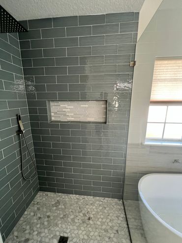 curbless shower with a niche