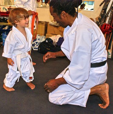 a little boy learn judo 