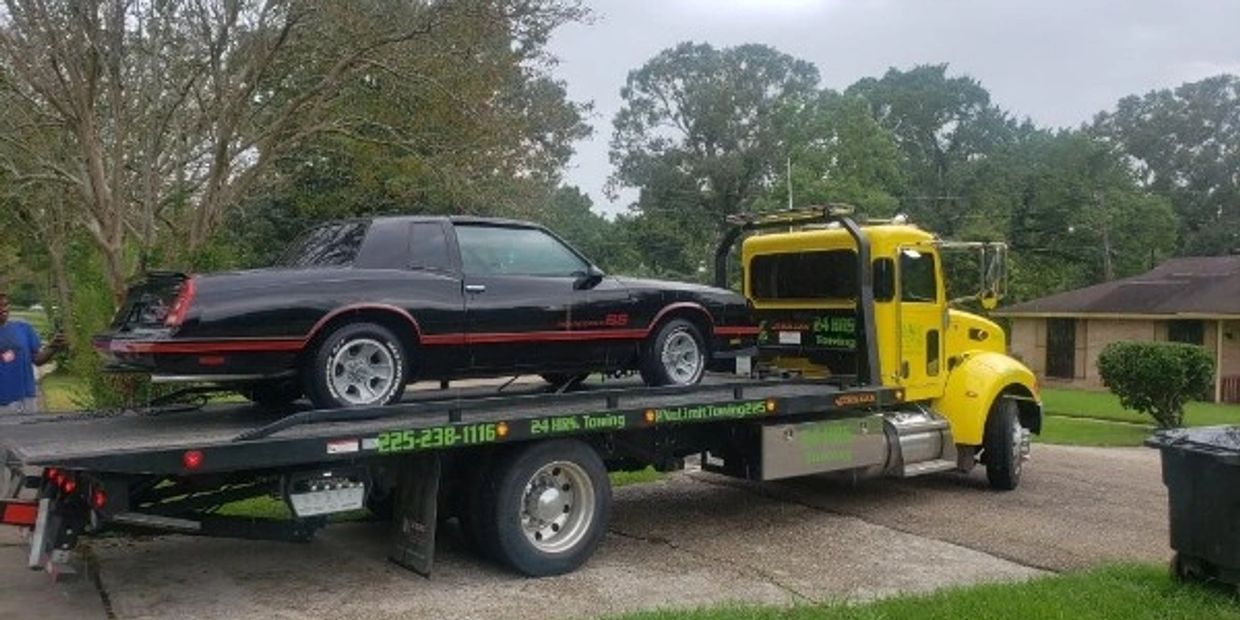 A tow truck providing emergency towing in Addis, LA