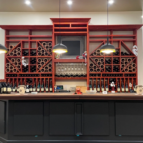 Comptoir d'entrée du domaine avec les bouteilles de vin