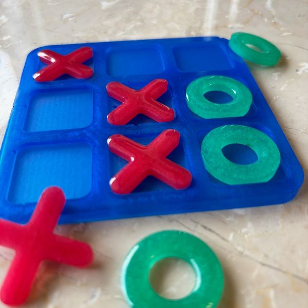 Close-up of a tic-tac-toe game with red X's and green O's.