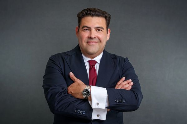 corporate headshots and portraits grey background