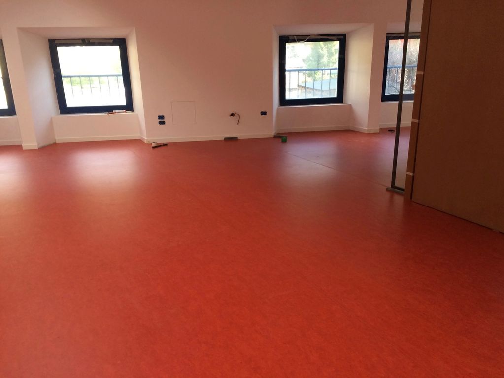 LINOLEUM ROSSO

ufficio privato