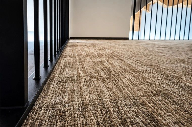 Moquette per area comune di hotel con finitura tessile.
