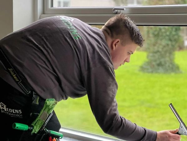 Pudsning af vinduer for kunde i Aulum.