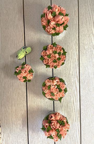 Four multi-flower Bloom Cupcakes.