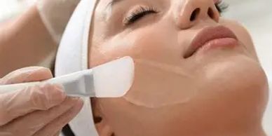 lady having a derma2 skin peel to deal with skin conditions like acne, rosacea, sun spots, pigmentat
