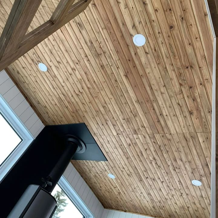Cèdre rouge de l’Ouest 6 po embouveté utilisé pour plafond intérieur de véranda