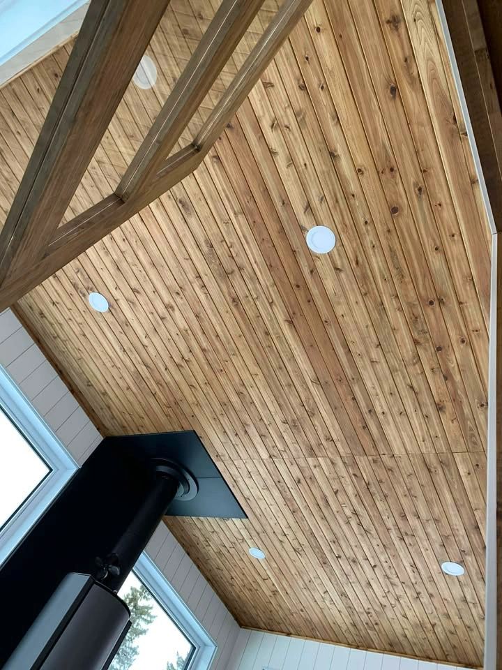 Plafond de véranda en cèdre rouge de l'Ouest, réalisé en planches embouvetées V-joint de 5"