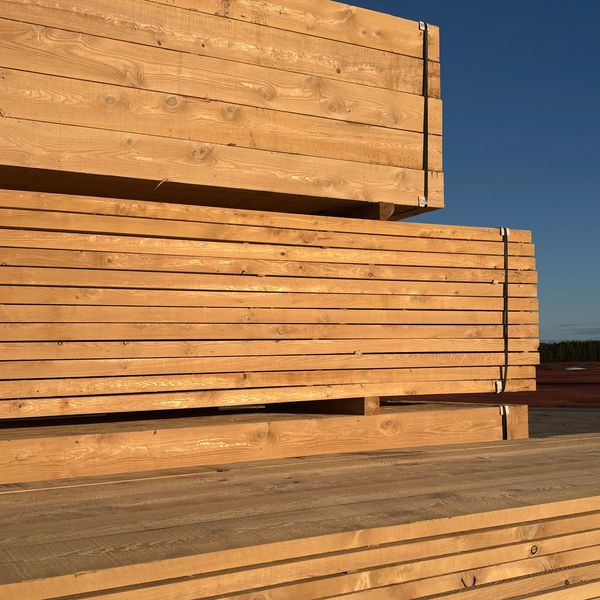 Madriers et poutres en pruche, un bois robuste utilisé pour les structures et la construction