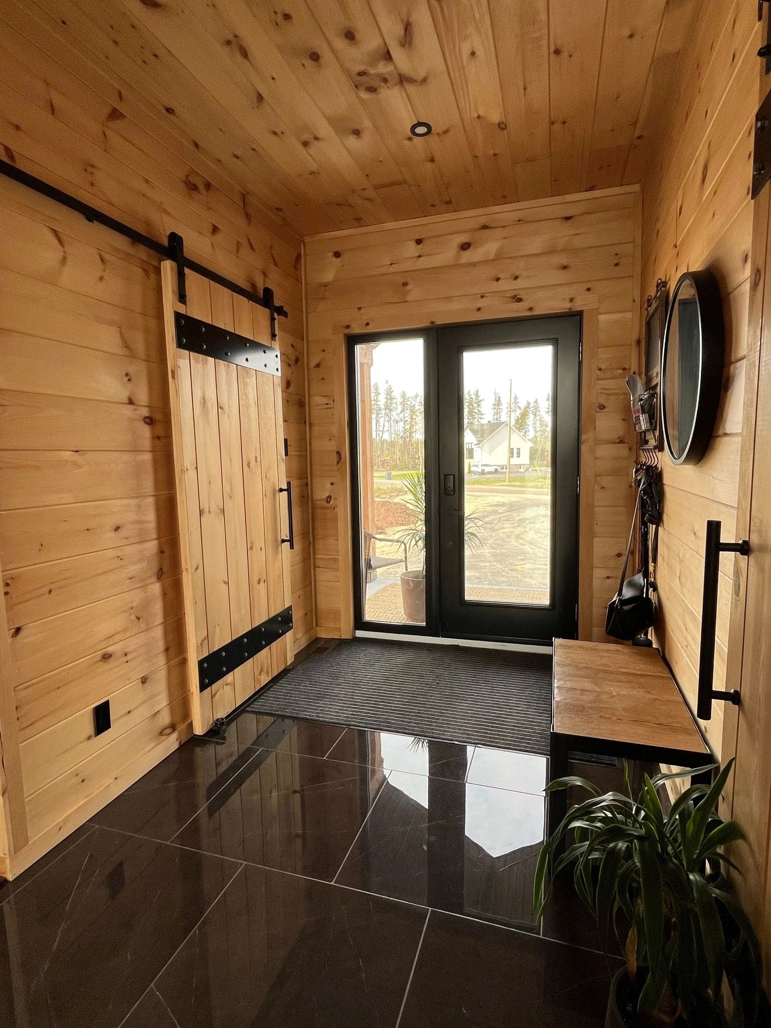 Revêtement mural intérieur en pin blanc 8 po embouveté V-joint