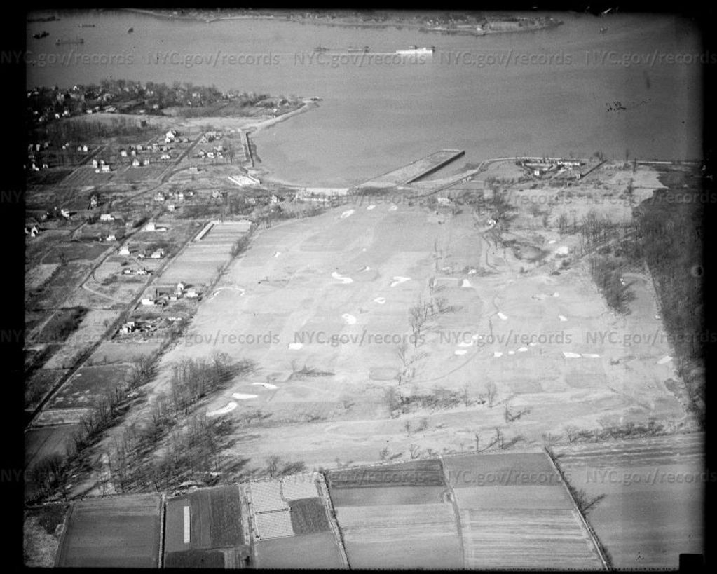 January 1934 photo of Clearview Park Golf Course. Note the farm plots abutting the golf course. 

Cr