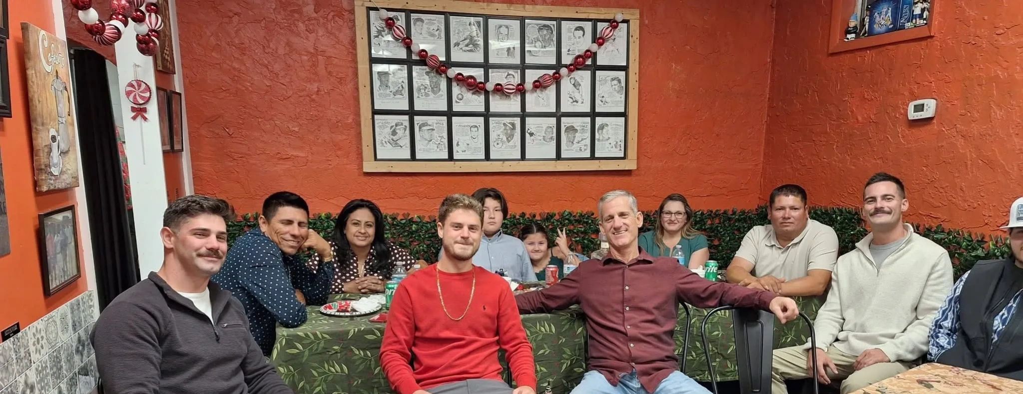 Grupo de personas sonrientes en una reunión.