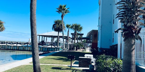 Charcoal grills and picnic tables bayfront. Fort Walton Beach Elks lodge is located next door.