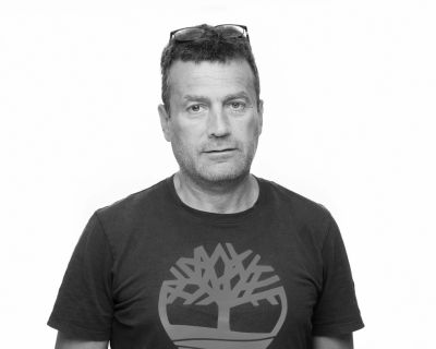 Uomo con t-shirt nera e occhiali sulla testa.