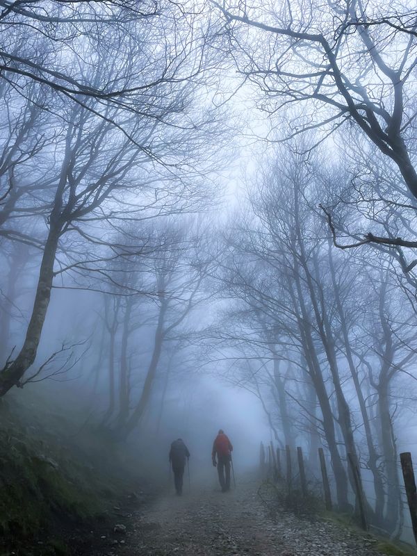 Peregrinos em meio a neblina nos Montes Pirineus.