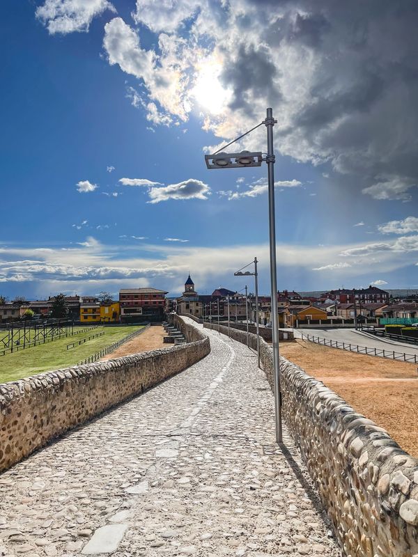 No caminho o chão nunca é igual. Aqui estamos em cima da Ponte de Órbigo. 