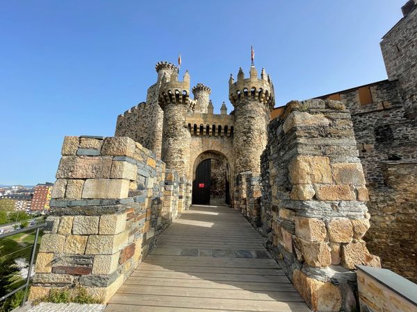 Você gosta de história? Este é um dos Castelos dos Templários que existem no caminho. Vale a pena.