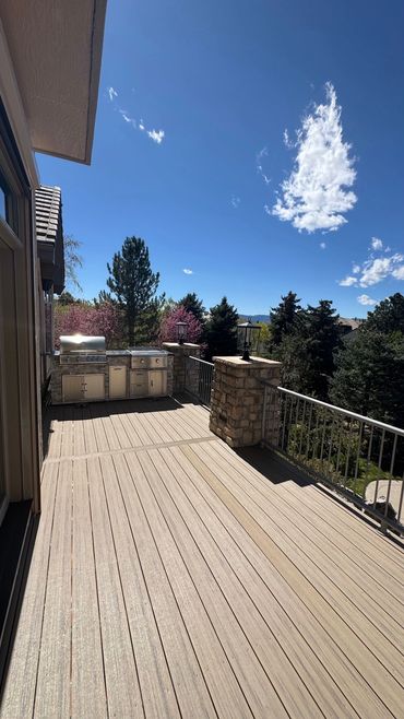 finished custom deck with deckorators decking in highlands ranch, co build by global cooperation llc