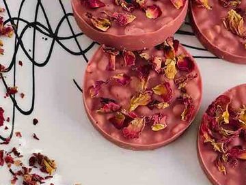 Premium Ruby chocolate mix with dry roses, and crispy rice