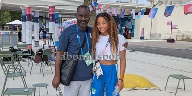 Le président de la Fédération gabonaise de natation, Soami Mabiala Stephane et la nageuse Gabonaise 