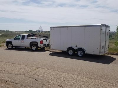 Truck and tool trailer fully insulated equipped with pipe vice