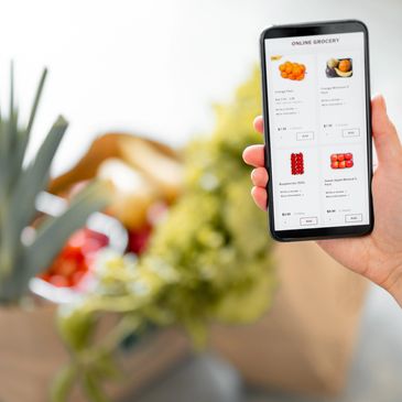 Pessoa usando aplicativo de compras online de supermercado.