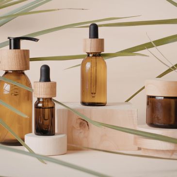Produtos de cuidados naturais em frascos âmbar com tampa de madeira.