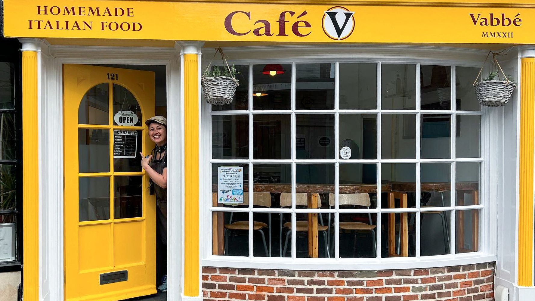 authentic Italian roast coffee, fresh pastries, pasta & Roman favourites