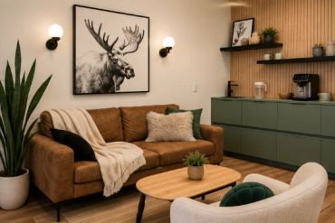 Salon cosy avec canapé marron et déco nature.