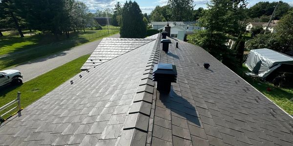 Installation of an Armadura® metal roof on a residential home in Quebec 
