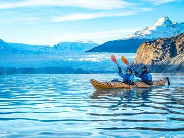 Two people kayaking in lake grey, lago grey haciendo kayak.