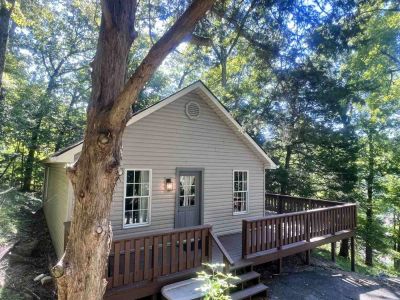 Buckeye 2-bedroom cabin exterior at Star Point Resort on Dale Hollow Lake